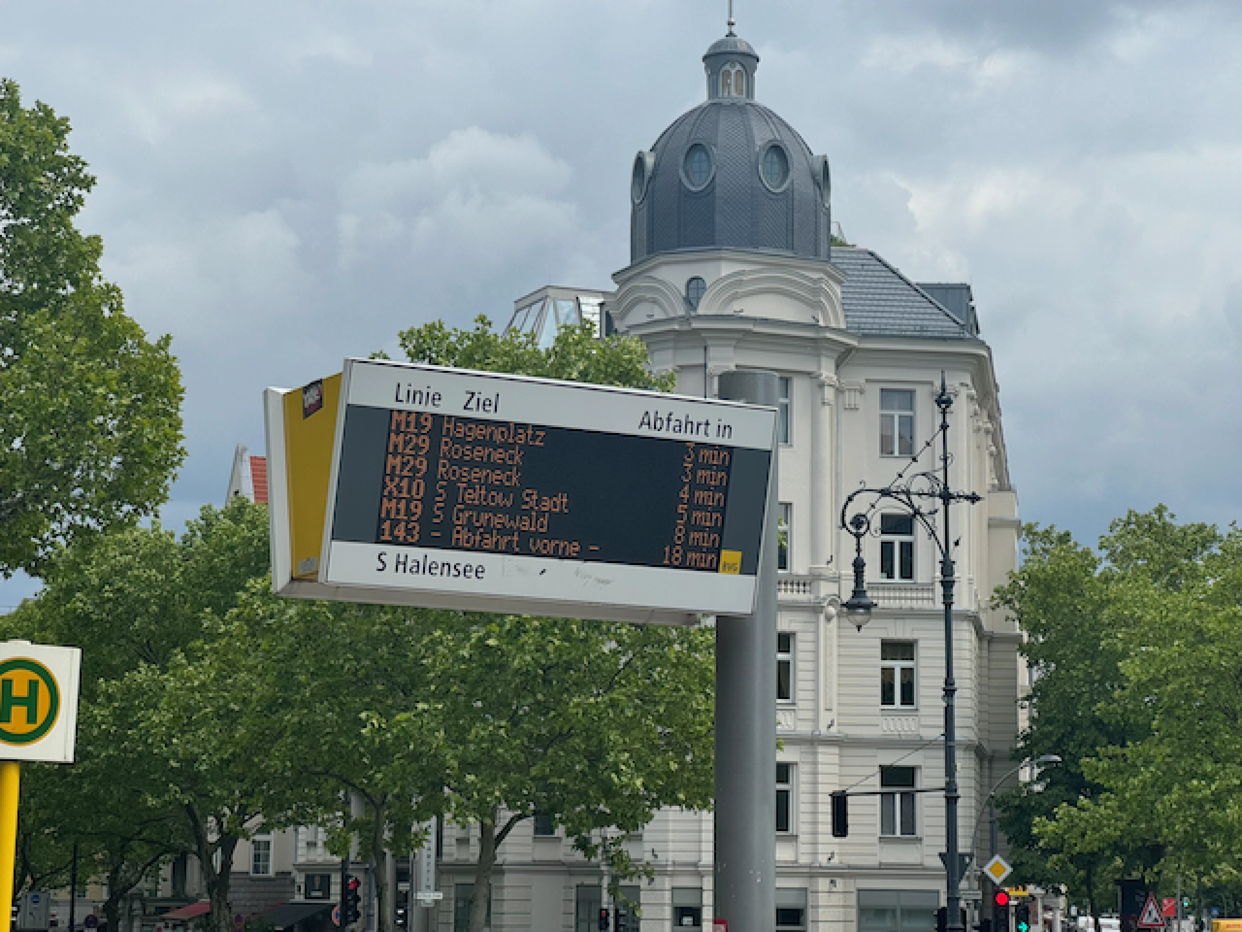 Digital signage updates in real time displaying lines, buses and expected arrival times.